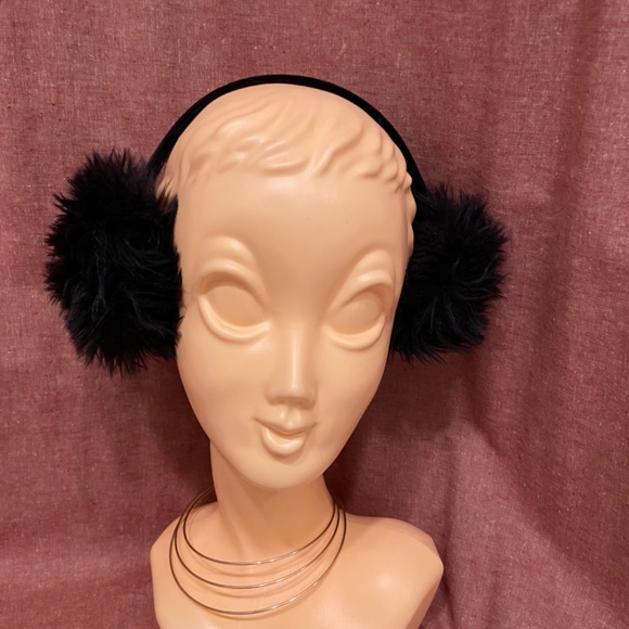 Black faux fur earmuffs - Picture 3 of 3